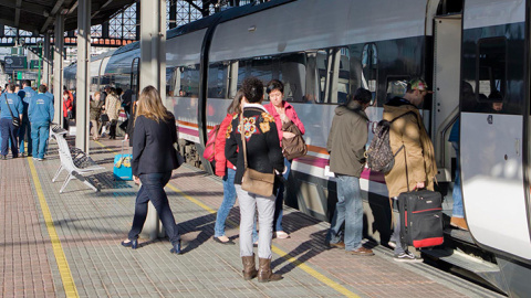 Viajeros subiendo a un tren de Renfe. Viajeros subiendo a un tren de Renfe.