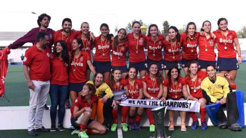 Las jugadoras del SPV Complutense celebrando su primer título de Liga. Las jugadoras del SPV Complutense celebrando su primer título de Liga.