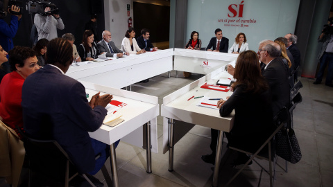 El secretario general del PSOE y candidato socialista a la Presidencia del Gobierno, Pedro Sánchez, acompañado por la número dos del partido por Madrid, Margarita Robles, y la secretaria de Estudios y Programas del partido, Meritxell Batet,