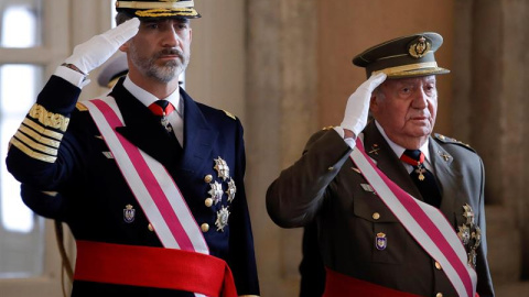 El Rey Felipe VI y el Rey emérito Juan Carlos, escuchan el himno nacional, a su llegada a la celebración hoy de la Pascua Militar en el Palacio Real. / EFE El Rey Felipe VI y el Rey emérito Juan Carlos, escuchan el himno nacional, a su llegada a la celebración hoy de la Pascua Militar en el Palacio Real. / EFE