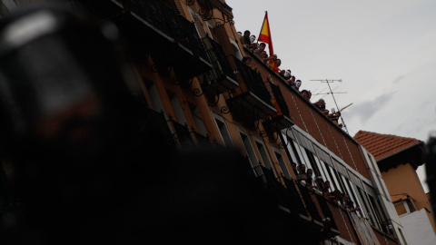 Los ocupantes de desalojado Hogar Social Ramiro Ledesma, en el barrio de Tetuán (Madrid) observan una manifestación contra su iniciativa de ideología ultraderechista. -JAIRO VARGAS Los ocupantes de desalojado Hogar Social Ramiro Ledesma, en el barrio de Tetuán (Madrid) observan una manifestación contra su iniciativa de ideología ultraderechista. -JAIRO VARGAS