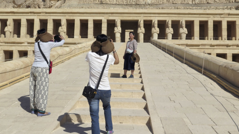 Turistas de nacionalidad china se hacen fotos frente al templo de Hatshepsut, en Luxor. EFE/Marina Villén