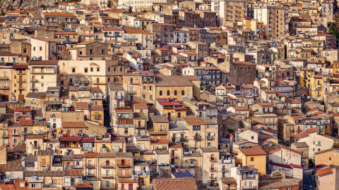 Fotografía desde las alturas de una ciudad italiana. Fotografía desde las alturas de una ciudad italiana.