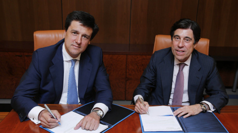 El presidente y consejero delegado de Sacyr, Manuel Marique (d), y el presidente ejecutivo de Merlín Properties, Ismael Clemente, durante la firma del acuerdo de venta de su filial Testa. EFE El presidente y consejero delegado de Sacyr, Manuel Marique (d), y el presidente ejecutivo de Merlín Properties, Ismael Clemente, durante la firma del acuerdo de venta de su filial Testa. EFE