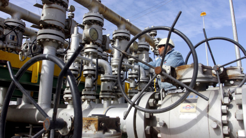 Un trabajador examina las válvulas de la refinería de Al-Sheiba, cerca de la ciudad iraquí de Basora. REUTERS/Essam Al-Sudani Un trabajador examina las válvulas de la refinería de Al-Sheiba, cerca de la ciudad iraquí de Basora. REUTERS/Essam Al-Sudani