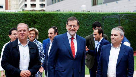Rajoy en Badajoz junto al líder del PP en Extremadura, José Antonio Monago, y al alcalde de la ciudad, Francisco Javier Fragos. / OTO (EFE) Rajoy en Badajoz junto al líder del PP en Extremadura, José Antonio Monago, y al alcalde de la ciudad, Francisco Javier Fragos. / OTO (EFE)