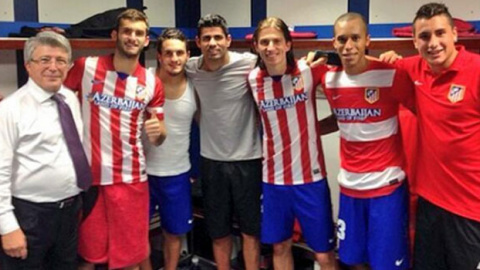 Fotografía de 2013 de Enrique Cerezo en el vestuario del Atlético con varios jugadores. Fotografía de 2013 de Enrique Cerezo en el vestuario del Atlético con varios jugadores.
