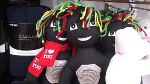 La muñeca ‘siéntete mejor’ ha sido retirada del establecimiento de Nueva Jersey en el que se vendía.- Angela V. McKnight via Facebook La muñeca ‘siéntete mejor’ ha sido retirada del establecimiento de Nueva Jersey en el que se vendía.- Angela V. McKnight via Facebook