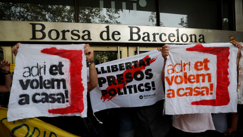 Manifestantes junto a la Bolsa de Barcelona. - REUTERS Manifestantes junto a la Bolsa de Barcelona. - REUTERS