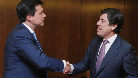 El presidente ejecutivo de Merlín Properties, Ismael Clemente (i), estrecha la mano del presidente y consejero delegado de Sacyr, Manuel Marique (d), tras el acuerdo para la compra de la inmobiliaria Testa. EFE El presidente ejecutivo de Merlín Properties, Ismael Clemente (i), estrecha la mano del presidente y consejero delegado de Sacyr, Manuel Marique (d), tras el acuerdo para la compra de la inmobiliaria Testa. EFE