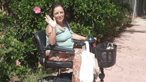 Trinidad Rico, con síndrome de Turner, saluda sonriente Trinidad Rico, con síndrome de Turner, saluda sonriente