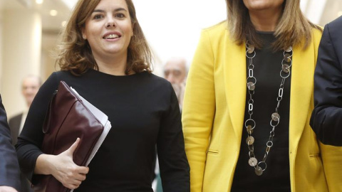 La vicepresidenta del Gobierno, Soraya Sáenz de Santamaría y la ministra de Empleo, Fátima Báñez, en el Senado / EFE