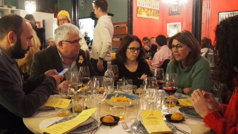 Marcel Mauri (Òmnium), Agustí Alcoberro (ANC), Sussana Barreda i Laura Masvidal, en el sopar per recollir fons pels presos al restaurant Semproniana de Barcelona. / Queralt Castillo Marcel Mauri (Òmnium), Agustí Alcoberro (ANC), Sussana Barreda i Laura Masvidal, en el sopar per recollir fons pels presos al restaurant Semproniana de Barcelona. / Queralt Castillo