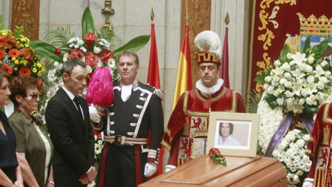 Jesús Santos (2i), marido de Pedro Zerolo, miembro de la Ejecutiva del PSOE y secretario de Movimientos Sociales, fallecido esta madrugada en su casa de Madrid, en la capilla ardiente instalada en el patio de cristales de la Casa de la Vill