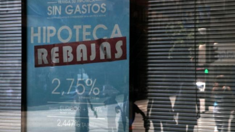 Anuncio de prestamos hipotecarios en una entidad financiera. EFE Anuncio de prestamos hipotecarios en una entidad financiera. EFE