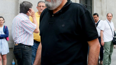 El secretario general de UGT, Cándido Méndez, a su llegada a la capilla ardiente de Pedro Zerolo, miembro de la Ejecutiva del PSOE y secretario de Movimientos Sociales, fallecido esta madrugada en su casa de Madrid, instalada en el patio de