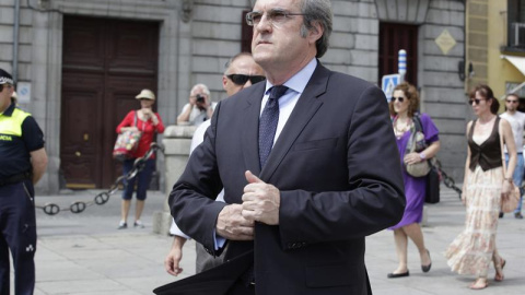 El candidato del PSOE a la Comunidad de Madrid, Angel Gabilondo a su llegada a la capilla ardiente de Pedro Zerolo, miembro de la Ejecutiva del PSOE y secretario de Movimientos Sociales, fallecido esta madrugada en su casa de Madrid, instal