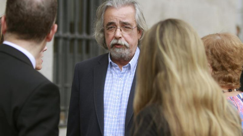 El portavoz de IU en el Ayuntamiento de Madrid, Ángel Pérez Martínez, a su llegada a la capilla ardiente de Pedro Zerolo, miembro de la Ejecutiva del PSOE y secretario de Movimientos Sociales, fallecido esta madrugada en su casa de Madrid, 