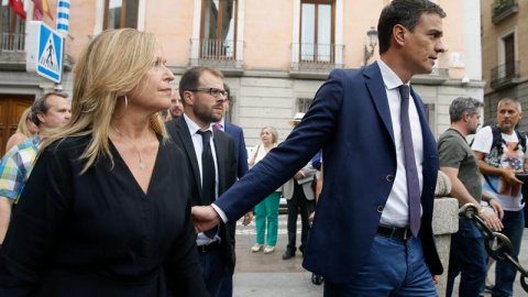 El secretario general del PSOE, Pedro Sánchez, acompañado de la socialista Trinidad Jiménez a su llegada a la capilla ardiente de Pedro Zerolo, miembro de la Ejecutiva del PSOE y secretario de Movimientos Sociales, fallecido esta madrugada 