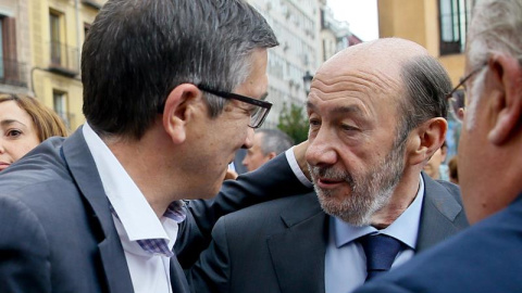 El secretario general del PSE, Patxi López , conversa con Alfredo Pérez Rubalcaba a su llegada a la capilla ardiente de Pedro Zerolo, miembro de la Ejecutiva del PSOE y secretario de Movimientos Sociales, fallecido esta madrugada en su casa