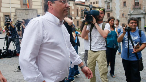 El secretario general del PSOE en Extremadura, Guillermo Fernández Vara, a su llegada a la capilla ardiente de Pedro Zerolo, miembro de la Ejecutiva del PSOE y secretario de Movimientos Sociales, fallecido esta madrugada en su casa de Madri