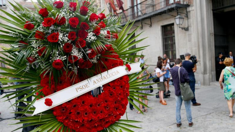 Una corona de flores del PSOE de Andalucía llega a la capilla ardiente de Pedro Zerolo, miembro de la Ejecutiva del PSOE y secretario de Movimientos Sociales, fallecido esta madrugada en su casa de Madrid, instalada en el patio de cristales