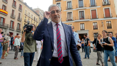El diputado de IU, Gaspar Llamazares, a su llegada a la capilla ardiente de Pedro Zerolo, miembro de la Ejecutiva del PSOE y secretario de Movimientos Sociales, fallecido esta madrugada en su casa de Madrid, instalada en el patio de cristal