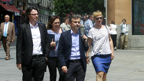 José Manuel López, junto a tres compañeros, a su llegada a la capilla ardiente de Pedro Zerolo, miembro de la Ejecutiva del PSOE y secretario de Movimientos Sociales, fallecido esta madrugada en su casa de Madrid, instalada en el patio de c
