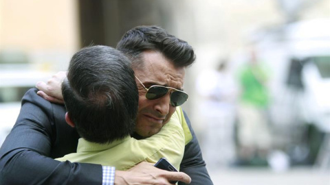 El presentador Jesús Vázquez a su llegada a la capilla ardiente de Pedro Zerolo, miembro de la Ejecutiva del PSOE y secretario de Movimientos Sociales, fallecido esta madrugada en su casa de Madrid, instalada en el patio de cristales de la 