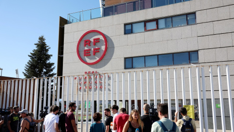 Periodistas concentrados delante de la sede de l la Real Federación Española de Fútbol (RFEF), en la Ciudad del Futbol de la localidad madrileña de Las Rozas, durante la reunion de la Comisión de Presidentes de Federaciones Autonómicas y Te Periodistas concentrados delante de la sede de l la Real Federación Española de Fútbol (RFEF), en la Ciudad del Futbol de la localidad madrileña de Las Rozas, durante la reunion de la Comisión de Presidentes de Federaciones Autonómicas y Te