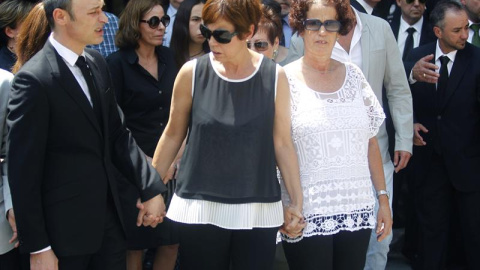 Jesús Santos, marido de Pedro Zerolo, junto a las hermanas de Zerolo, ante la capilla ardiente instalada en el patio de cristales de la Casa de la Villa. EFE/Víctor Lerena