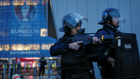 Gendarmes en las afueras del estadio del Olympique de Lyon, sede de la Eurocopa de Francia. /REUTERS Gendarmes en las afueras del estadio del Olympique de Lyon, sede de la Eurocopa de Francia. /REUTERS