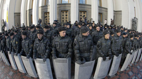 Agentes de policía permanecen en guardia ante el Parlamento en Kiev. - EFE Agentes de policía permanecen en guardia ante el Parlamento en Kiev. - EFE