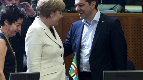 La canciller Angela Merkel hablando con el Primer Ministro griego Alexis Tsipras / REUTERS/Yves Herman