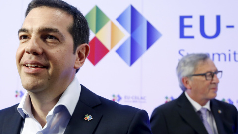 El primer Ministro de Grecia Alexis Tsipras tras hablar con el Presidente de la Comisión Europea Jean-Claude Juncker.  REUTERS/Francois Lenoir