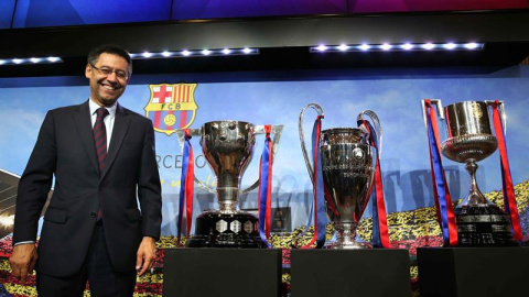 El presidente del FC Barcelona, Josep María Bartomeu, posa con los trofeos de la Liga, Liga de Campeones y Copa del Rey al finalizar su comparecencia. /EFE El presidente del FC Barcelona, Josep María Bartomeu, posa con los trofeos de la Liga, Liga de Campeones y Copa del Rey al finalizar su comparecencia. /EFE