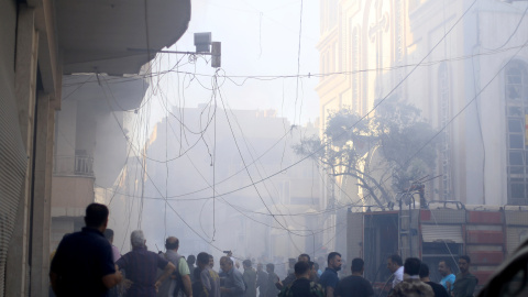 Las personas se reúnen en el lugar de la explosión de un coche bomba frente a una iglesia en Siria | Reuters Las personas se reúnen en el lugar de la explosión de un coche bomba frente a una iglesia en Siria | Reuters