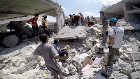 Un miembro de White Helmets usa una sierra en los escombros después de un ataque aéreo en esta captura de pantalla tomada de un vídeo de redes sociales | Reuters Un miembro de White Helmets usa una sierra en los escombros después de un ataque aéreo en esta captura de pantalla tomada de un vídeo de redes sociales | Reuters