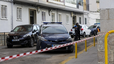 Coches de ls Policía frente al lugar del asesinato machista, a 30 de agosto de 2023. Coches de ls Policía frente al lugar del asesinato machista, a 30 de agosto de 2023.