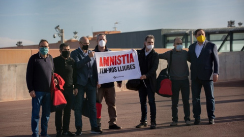 Siete de los nueve líderes independentistas condenados a su salida de la cárcel de Lledoners, Barcelona, por la campaña del 14F. Siete de los nueve líderes independentistas condenados a su salida de la cárcel de Lledoners, Barcelona, por la campaña del 14F.