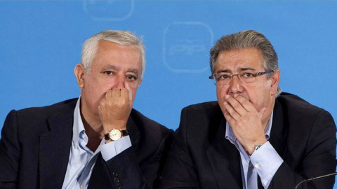 Javier Arenas conversa Juan Ignacio Zoido en una reunión del PP andaluz. EFE/Julio Muñoz Javier Arenas conversa Juan Ignacio Zoido en una reunión del PP andaluz. EFE/Julio Muñoz