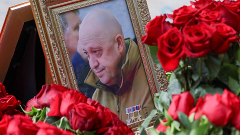 Una fotografía enmarcada del jefe mercenario ruso Yevgeny Prigozhin en su tumba en el cementerio de Porokhovskoye, en San Petersburgo, Rusia, el 30 de agosto de 2023. Una fotografía enmarcada del jefe mercenario ruso Yevgeny Prigozhin en su tumba en el cementerio de Porokhovskoye, en San Petersburgo, Rusia, el 30 de agosto de 2023.