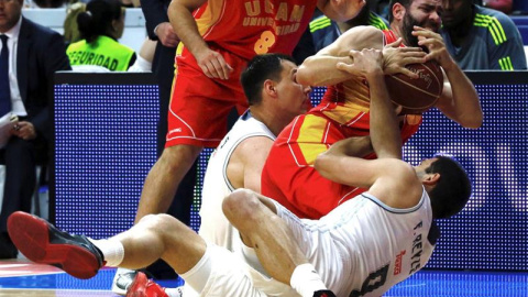 El base del UCAM Murcia Carlos Cabezas (c) lucha por el balón con el alero del Real Madrid Jonas Maciulis (i) y el ala-pívot Felipe Reyes (d). /EFE El base del UCAM Murcia Carlos Cabezas (c) lucha por el balón con el alero del Real Madrid Jonas Maciulis (i) y el ala-pívot Felipe Reyes (d). /EFE