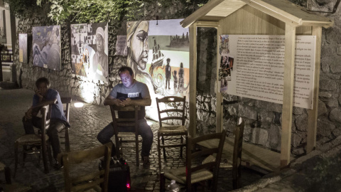 Domenico Lucano, alcalde de Riace, sentado en una plaza del pueblo. - G.S.