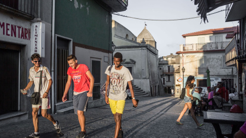 Jóvenes residentes en Riace pasean por unas calles céntricas del pueblo. - G.S.