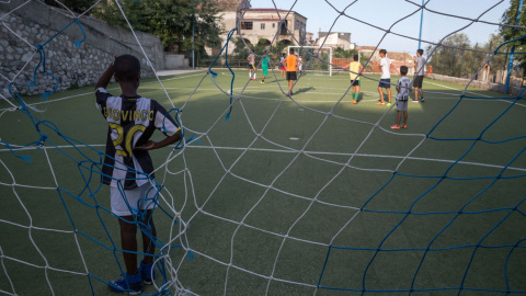 Mohammed, un joven migrante que vive en el pueblo con su familia, hace de portero durante un partidillo de fútbol. - G.S.