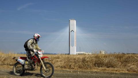Un motocilcista pasa cerca de la torre de la planta solar 'Solúcar' de Abengoa, en la localidad sevillana de Sanlucar la Mayor. REUTERS/Marcelo del Pozo Un motocilcista pasa cerca de la torre de la planta solar 'Solúcar' de Abengoa, en la localidad sevillana de Sanlucar la Mayor. REUTERS/Marcelo del Pozo