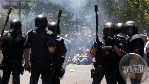 Policías antidisturbios durante una protesta en Madrid. / EFE Policías antidisturbios durante una protesta en Madrid. / EFE