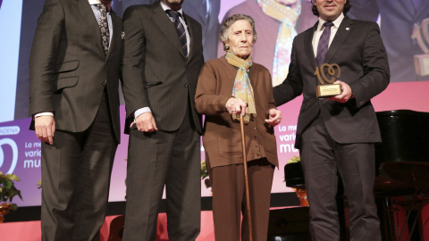 Raúl Martín Presa (d), y los miembros de la junta directiva Alfonso Martín Presa (i), y Luis Yáñez (2i) recogiendo un premio por conseguir una vivienda de por vida para una anciana desahuciada, la señora Carmen Martínez. EFE Raúl Martín Presa (d), y los miembros de la junta directiva Alfonso Martín Presa (i), y Luis Yáñez (2i) recogiendo un premio por conseguir una vivienda de por vida para una anciana desahuciada, la señora Carmen Martínez. EFE