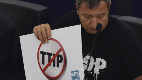 El europarlamentario Dario Tamburrano protesta contra el TTIP. / EFE El europarlamentario Dario Tamburrano protesta contra el TTIP. / EFE
